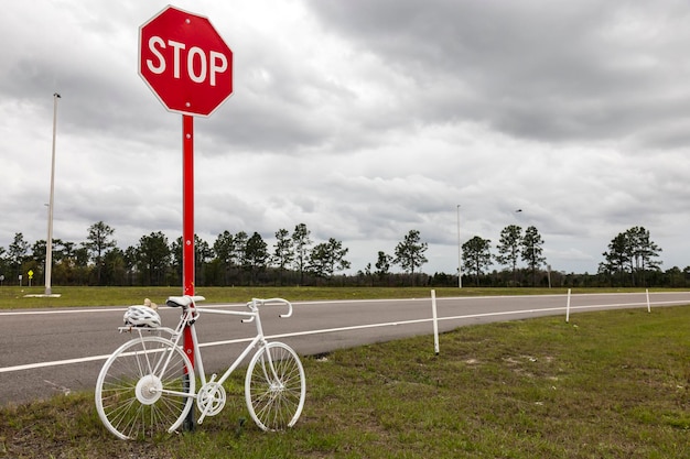 Foto geister- oder weißes fahrrad zum gedenken an den fahrradfahrer, der bei einem verkehrsunfall ums leben kam