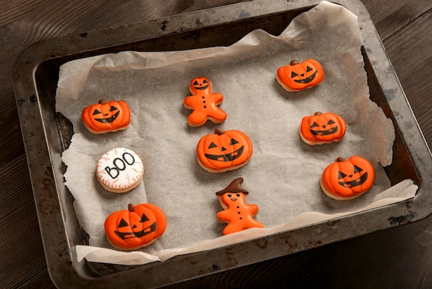Geister und Kürbis-Lebkuchenplätzchen für Halloween liegen in Form zum Backen Draufsicht Leckere Süßigkeiten