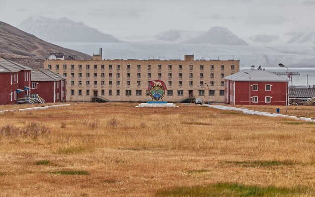 Foto geisterstadt in der arktischen tundra von svalbard mit einem gletscher im hintergrund