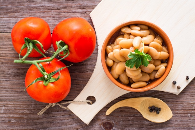 Gekochte Bohnen in Tomatensauce in einer Schüssel