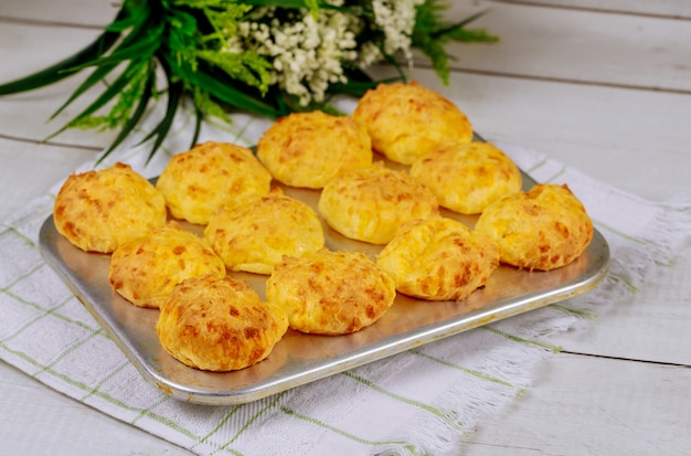 Gekochte brasilianische Käsebrot-Chipa in der Backform.