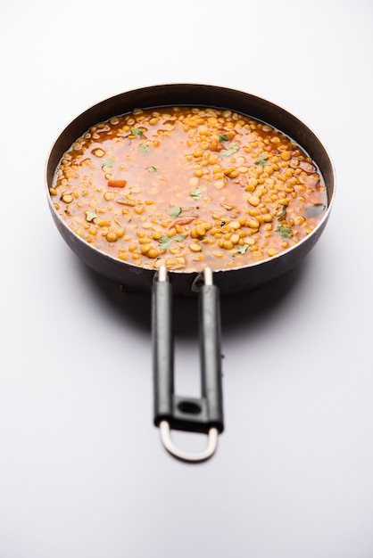 Gekochte Chana Dal Fry oder Split Bengal Gram Tadka serviert in einer Schüssel oder Pfanne, selektiver Fokus