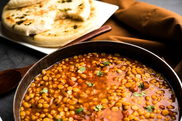 Gekochte Chana Dal Fry oder Split Bengal Gram Tadka serviert in einer Schüssel oder Pfanne, selektiver Fokus