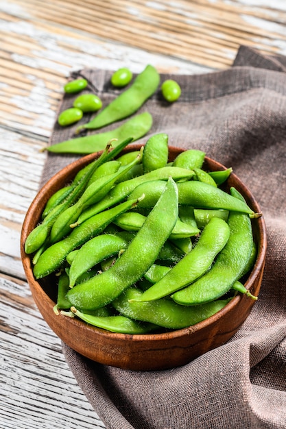 Gekochte Edamame-Bohnen in einer Pfanne. Weißer Hintergrund. Draufsicht