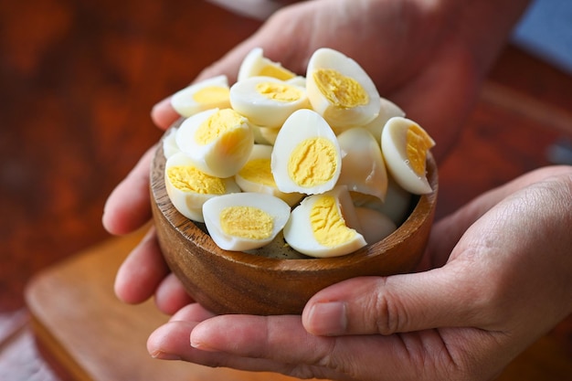 Gekochte Eier essen Wachteleier auf Schüssel Frühstückseier mit frischen Wachteleiern, die auf dem Tisch serviert werden