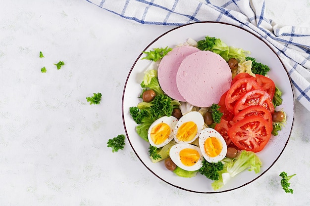 Gekochte Eier, Schinken, Oliven, Tomaten und frischer Salat Ketogene Paläo-Diät Keto-Frühstücksbrunch Banner mit Draufsicht