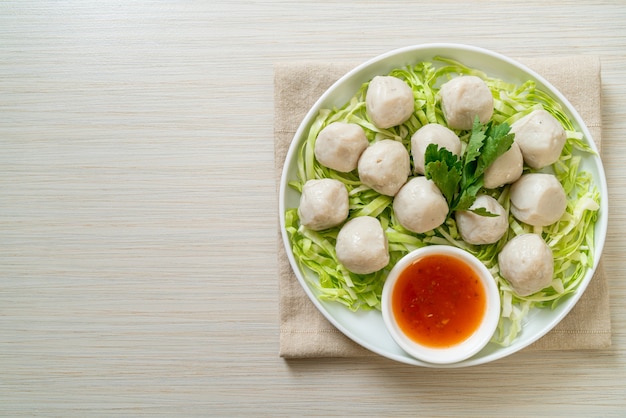 Gekochte Fischbällchen mit würziger Dip-Sauce