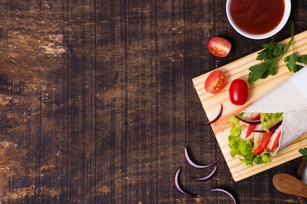 Foto gekochte fleisch- und gemüse-kebab-kopierraum-draufsicht