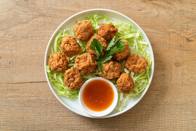 Gekochte Garnelenbällchen mit würziger Dip-Sauce