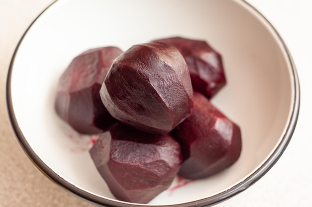 Gekochte geschälte rote Rüben Kochen