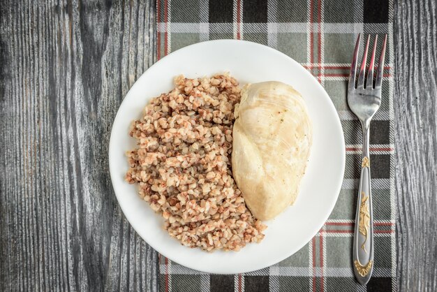 Gekochte Hühnerbrust und Buchweizen