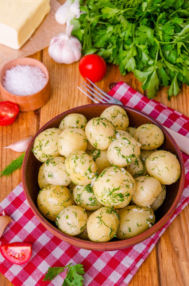 Gekochte junge Kartoffeln mit Butter, Dill und Knoblauch