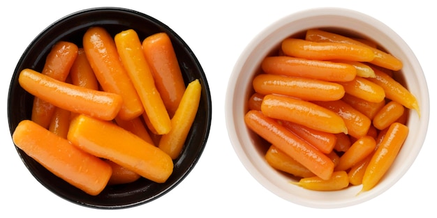 Gekochte Karotten in Dosen in einer Schüssel isoliert auf weißem Hintergrund