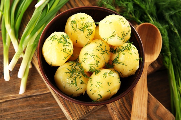 Gekochte Kartoffeln mit Grünen in einer Schüssel auf dem Tisch
