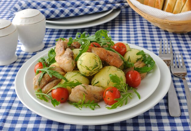 Gekochte Kartoffeln mit Huhn und Tomate