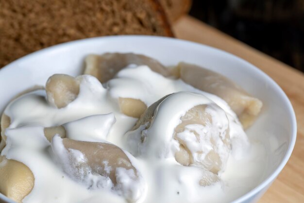 Gekochte Knödel aus Teig mit Fleisch im Inneren