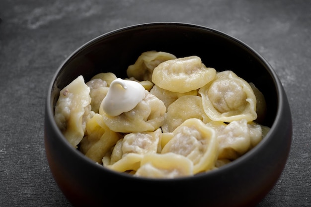 Gekochte Knödel mit Fleisch in einem Topf