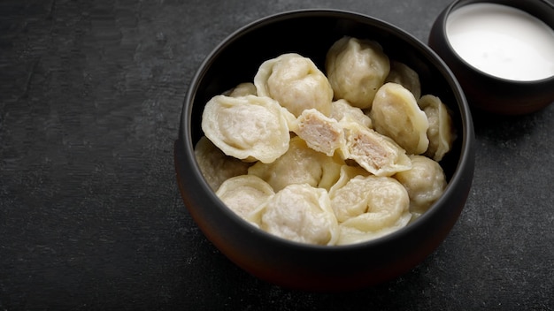 Gekochte Knödel mit Hühnerfleisch und Sauerrahm