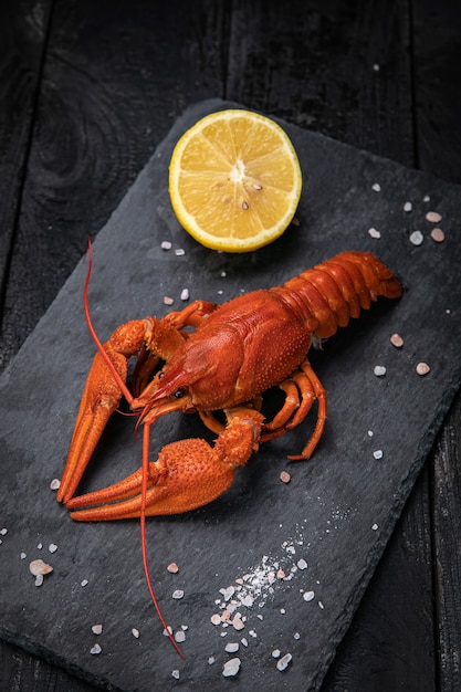 Gekochte Krabben mit Zitrone und Salz auf einer Schieferplatte