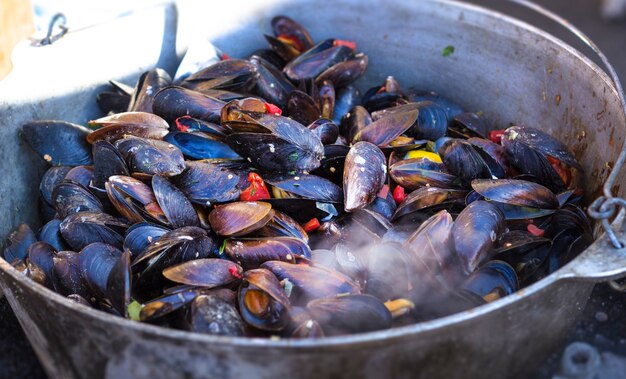 Gekochte Muscheln im Kessel.