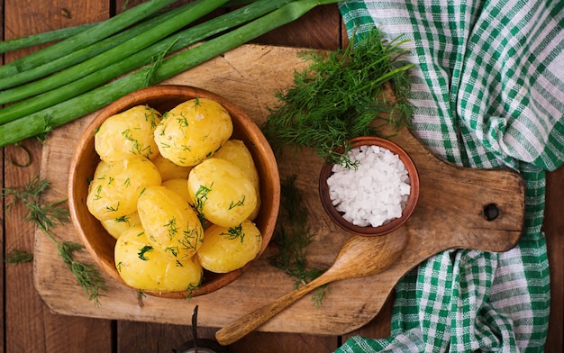 Gekochte neue Kartoffeln, gewürzt mit Dill und Butter. Draufsicht