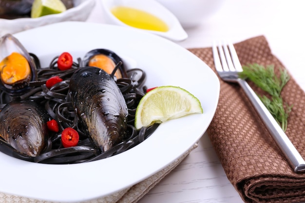 Gekochte Nudelmuscheln und Kalk auf dem Tisch in der Nähe