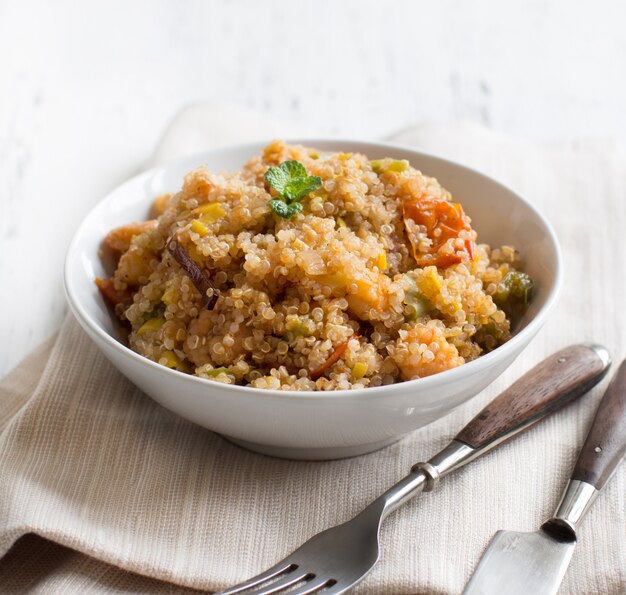 Gekochte Quinoa mit Gemüse und Garnelen in einer Schüssel