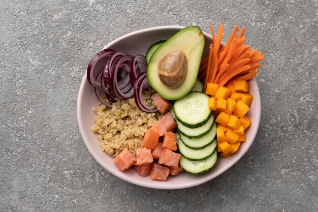 Gekochte Quinoa mit Lachs und Gemüse