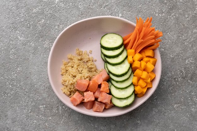 Gekochte Quinoa mit Lachs und Gemüse