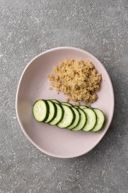 Gekochte Quinoa und Gemüse