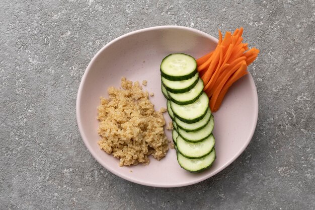 Gekochte Quinoa und Gemüse