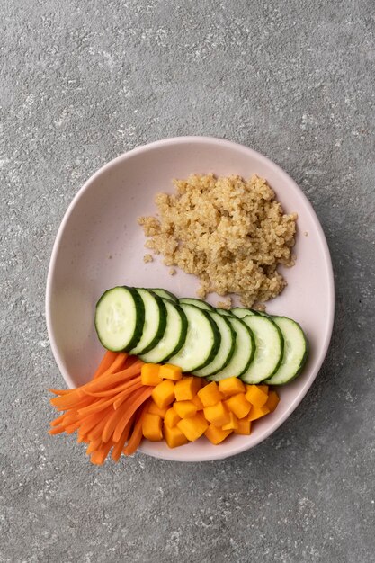 Gekochte Quinoa und Gemüse