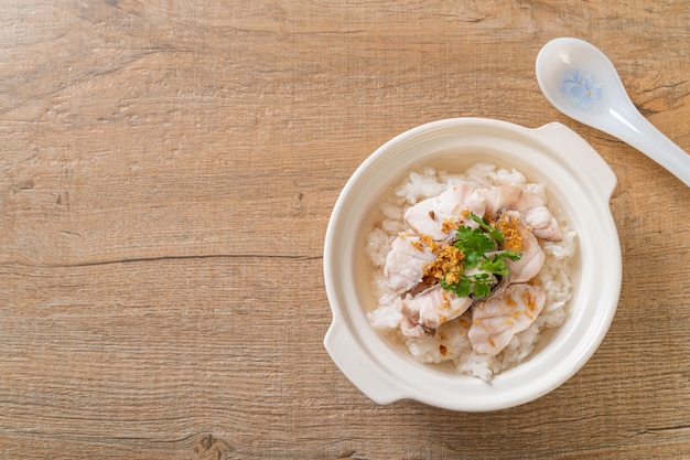 gekochte Reissuppe mit Fisch