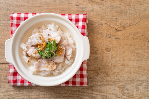 gekochte Reissuppe mit Fisch