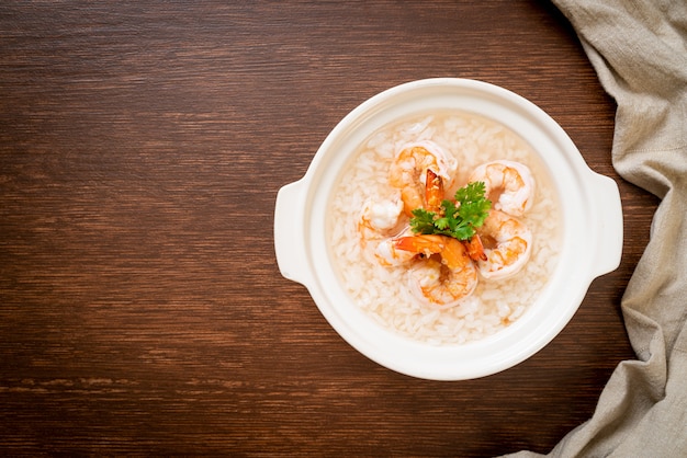 gekochte Reissuppe mit Garnelen