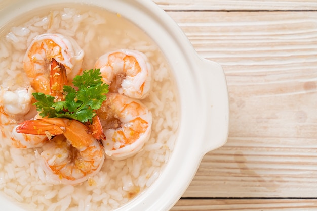 gekochte Reissuppe mit Garnelen