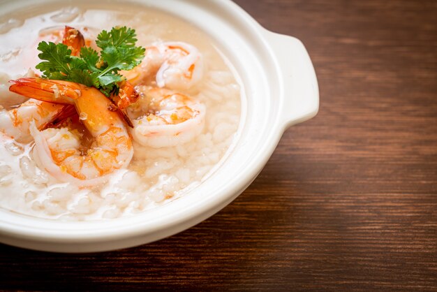 gekochte Reissuppe mit Garnelen