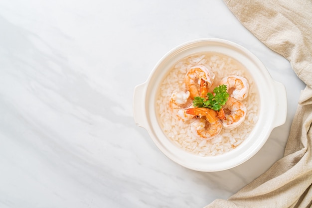 gekochte Reissuppe mit Garnelen