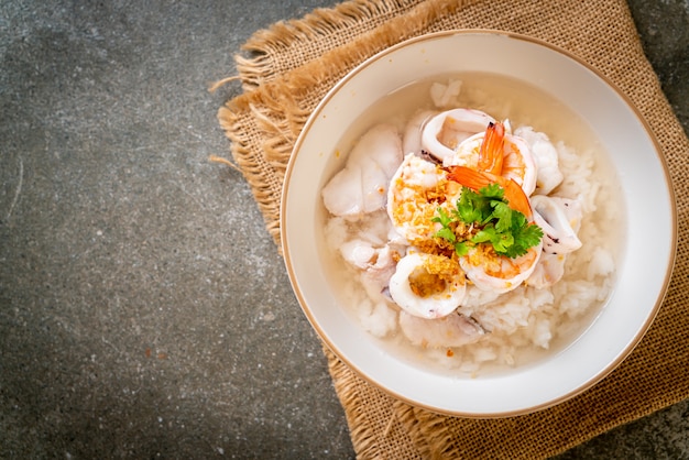 gekochte Reissuppe mit Meeresfrüchten