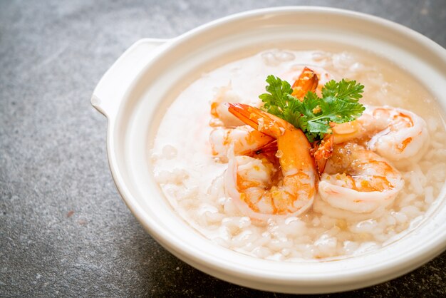 Gekochte Reissuppe mit Meeresfrüchten