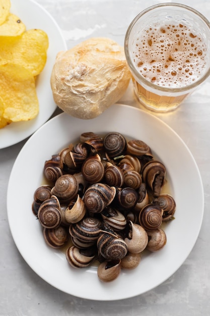 Gekochte Schnecken mit Bärenbrotoliven und Kartoffelchips