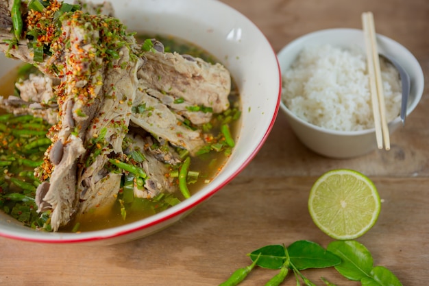 Gekochte Schweineknochensuppe mit würzigem Geschmack. Belicious saure scharfe Schweinefleischersatzrippensuppe. TOM ZAP