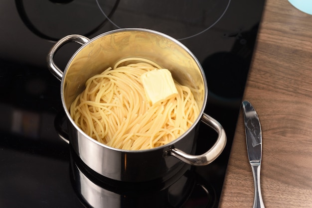 Gekochte Spaghetti in einer Pfanne.