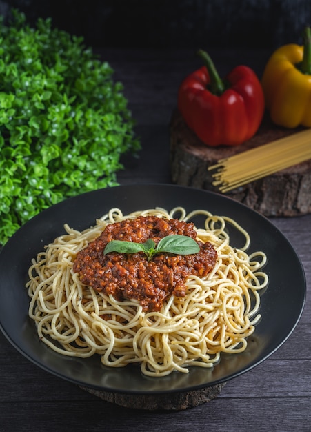 Gekochte Spaghetti mit Basilikumblatt