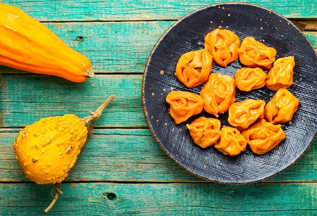 Foto gekochte teigtaschen mit kürbis.