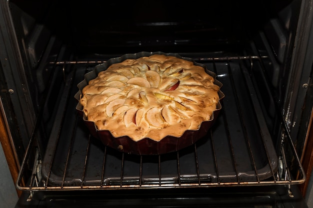 Gekochter Apfelkuchen im Ofen.