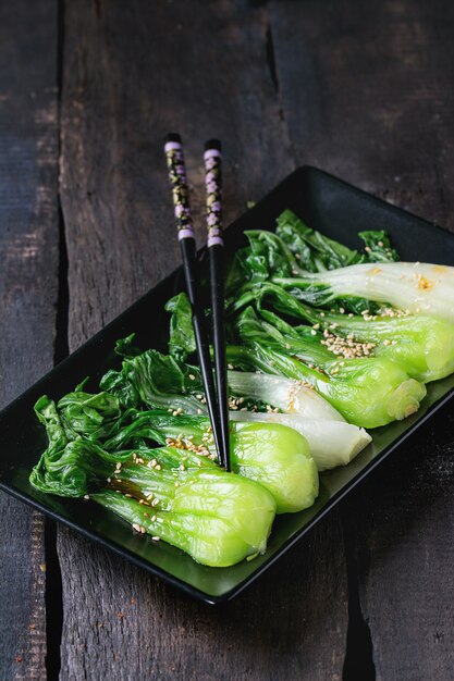 Gekochter Bok Choy mit Sesamkörnern