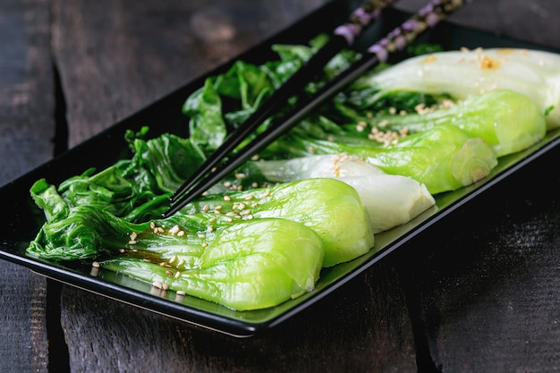 Gekochter Bok Choy mit Sesamkörnern