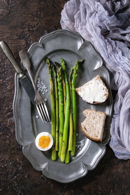 Gekochter grüner Spargel mit Ei