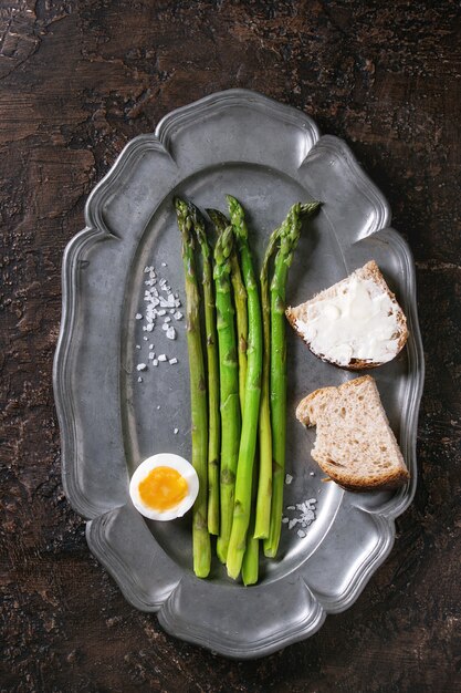 Gekochter grüner Spargel mit Ei